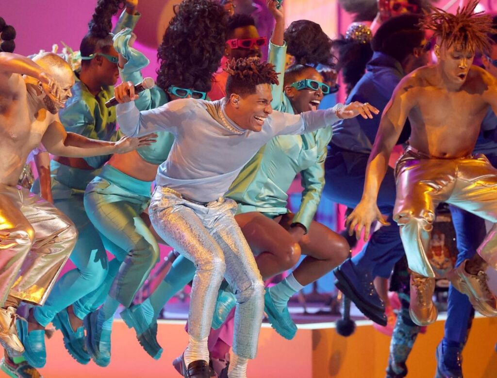 Jon Batiste livre « Freedom » aux Grammys 2022, Gap Commercial