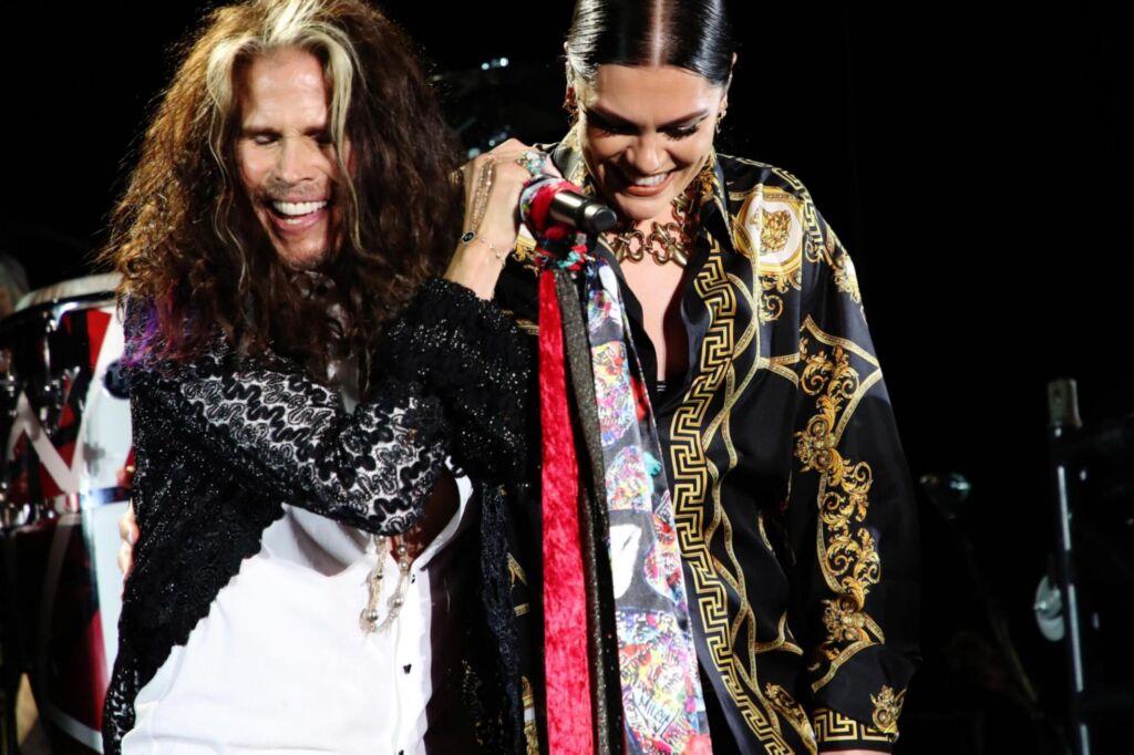 Vidéo : Jessie J Sings Party aux États-Unis avec Miley Cyrus Band, Singers