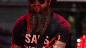 Cody Jinks rend hommage à Taylor Hawkins avec « Learn to Fly » Cody Jinks rend hommage à Taylor Hawkins avec « Learn to Fly »
