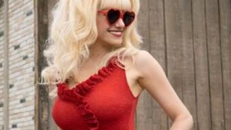 Bande-annonce ‘Angelyne’: Emmy Rossum est la star sexy des années 80 sur Peacock