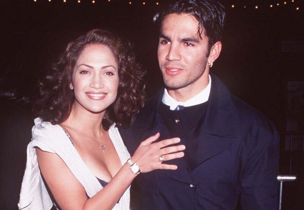 À l’intérieur des 6 bagues de fiançailles de Jennifer Lopez, de son Ojani Noa Sparkler de 1997 à son récent bijou vert Ben Affleck À l’intérieur des 6 bagues de fiançailles de Jennifer Lopez, de son Ojani Noa Sparkler de 1997 à son récent bijou vert Ben Affleck