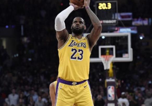 Zhuri James, cinq ans, éclaire son père LeBron