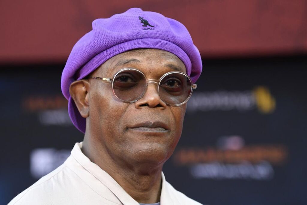 Samuel L. Jackson n’a pas demandé le gros mot gravé sur son sabre laser violet Samuel L. Jackson n’a pas demandé le gros mot gravé sur son sabre laser violet