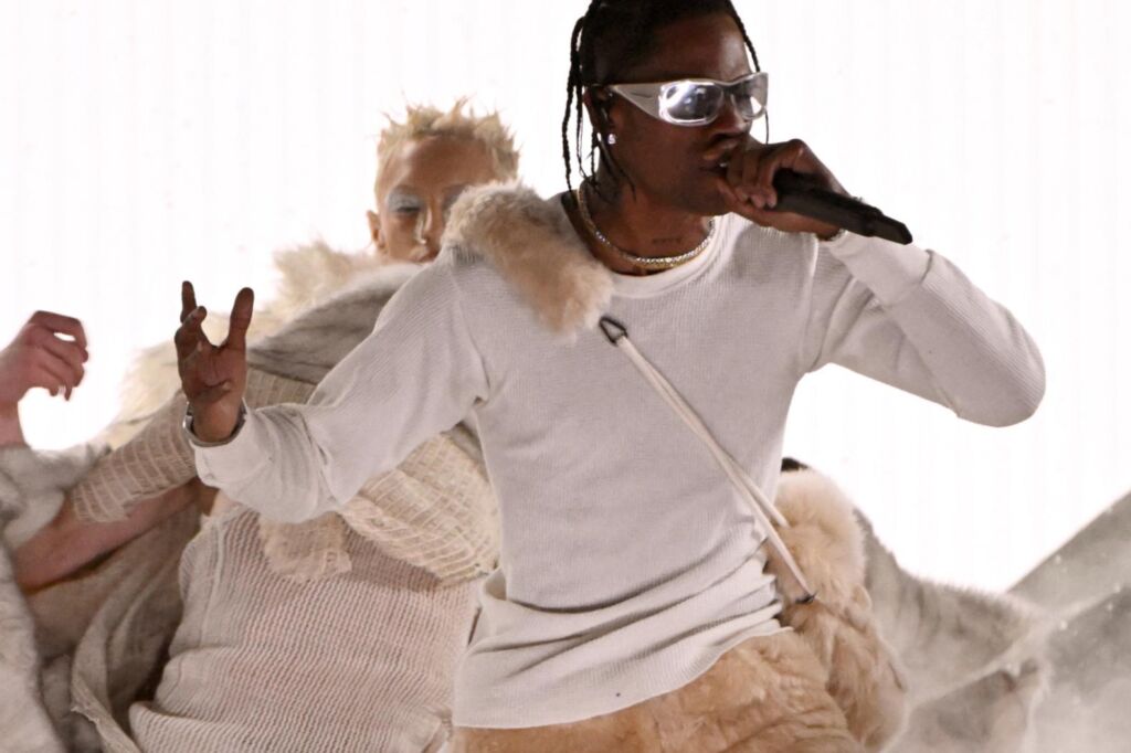Travis Scott lance une nouvelle chanson aux Billboard Music Awards Travis Scott lance une nouvelle chanson aux Billboard Music Awards