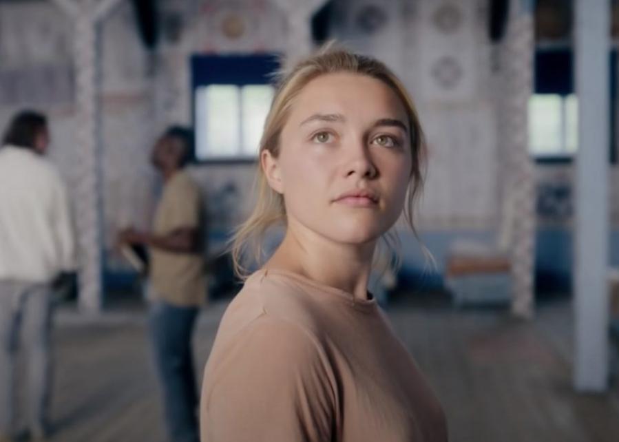 Un déprogrammeur de culte a déclaré que la scène 1 « Midsommar » montre un « processus induisant la transe » qui aide les cultes à manipuler les membres