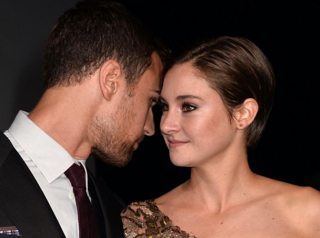Theo James a déclaré que sa relation avec Shailene Woodley reflétait Tris et Four Theo James a déclaré que sa relation avec Shailene Woodley reflétait Tris et Four