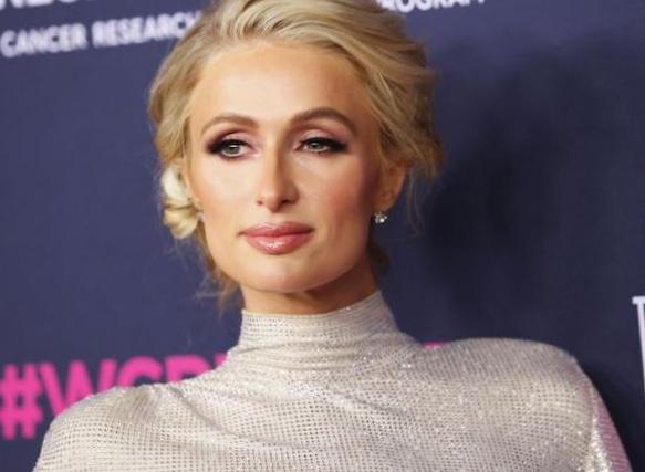 Paris Hilton est-il un bon DJ ? Elle pense tellement