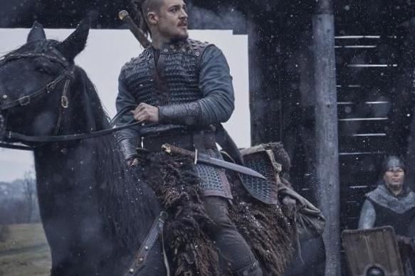 Alexander Dreymon discute de l’amitié d’Uhtred avec le roi Alfred Alexander Dreymon discute de l’amitié d’Uhtred avec le roi Alfred
