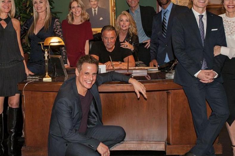 Le regretté Kristoff St. John a-t-il fait moins que ses co-stars blanches ? Une ancienne star dit «oui»