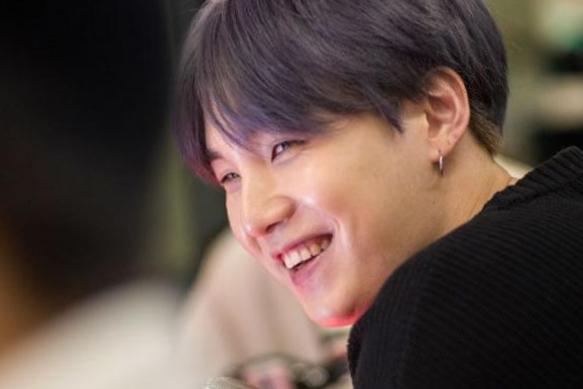 Pourquoi Suga est-elle aussi appelée «Agust D» ? Pourquoi Suga est-elle aussi appelée «Agust D» ?