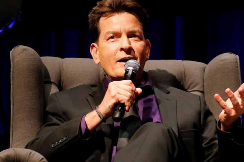Charlie Sheen répond aux affirmations de Corey Feldman selon lesquelles il aurait violé Corey Haim Charlie Sheen répond aux affirmations de Corey Feldman selon lesquelles il aurait violé Corey Haim
