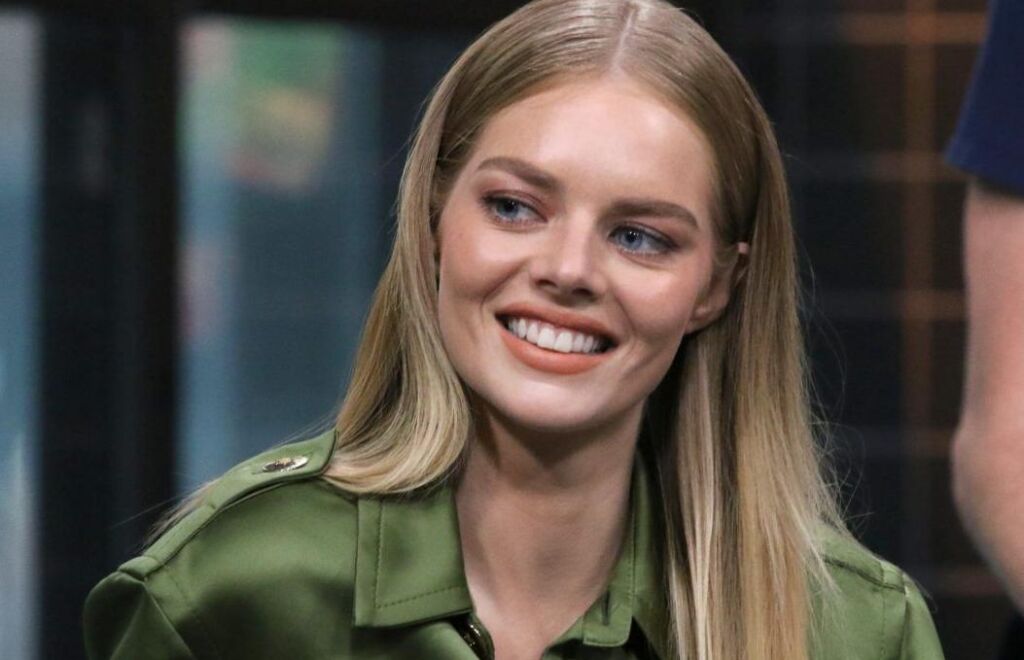Pourquoi Samara Weaving dit qu’elle était « si strange avec tout le monde » sur le plateau