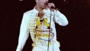 Freddie Mercury n’était pas sûr de ses 4 dents supplémentaires mais a refusé de les faire retirer Freddie Mercury n’était pas sûr de ses 4 dents supplémentaires mais a refusé de les faire retirer