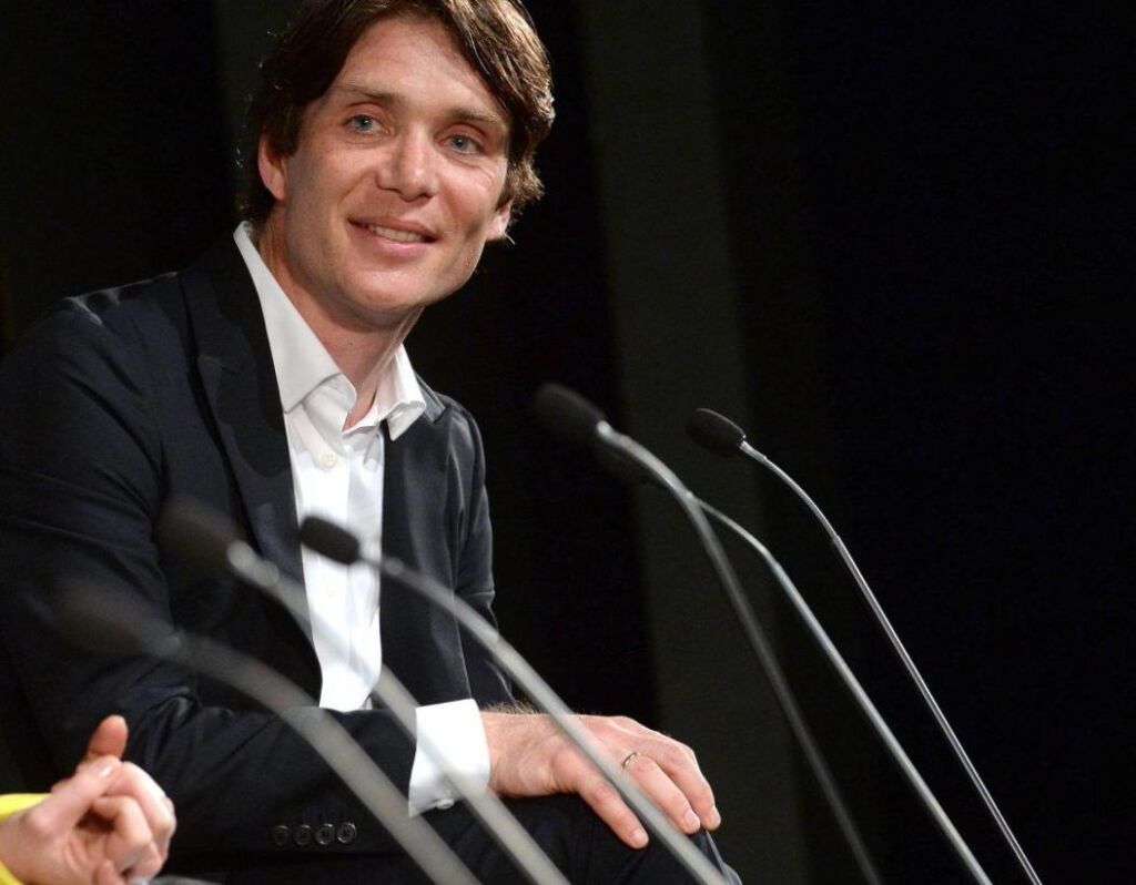 Thomas Shelby vu vomir et trébucher pendant une nouvelle scène