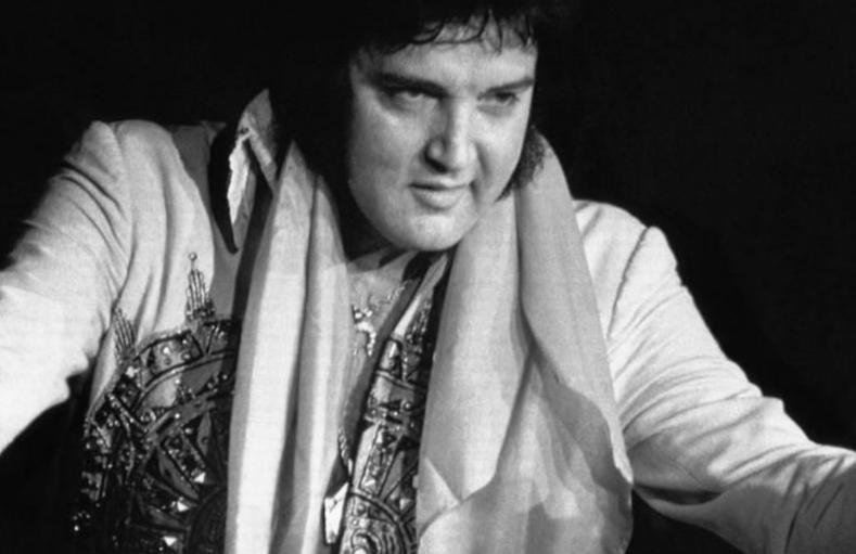 Elvis Presley était « extrêmement sensible » à son achieve de poids et les « critiques le dérangeaient », selon son ancienne petite amie