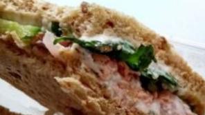 J’ai essayé le sandwich au thon végétalien de Starbucks. La couleur n’avait pas l’air correcte mais la texture était comme du poisson.