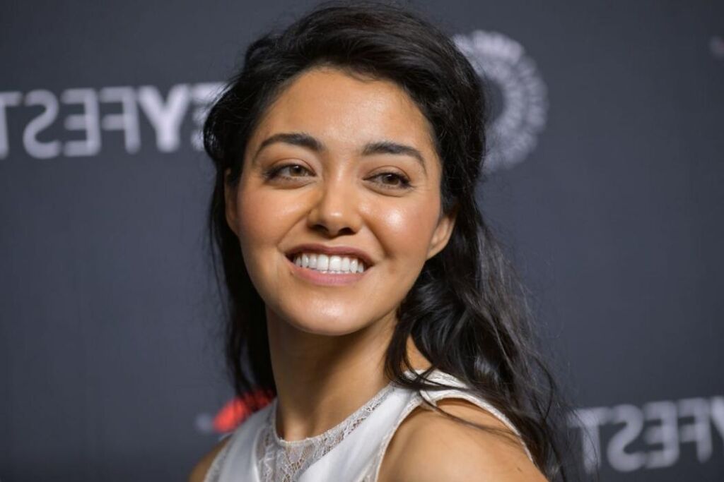 Hawai’i’ Star Yasmine Al-Bustami sur son rôle « monumental » et son tournage au paradis (exclusif) Hawai’i’ Star Yasmine Al-Bustami sur son rôle « monumental » et son tournage au paradis (exclusif)
