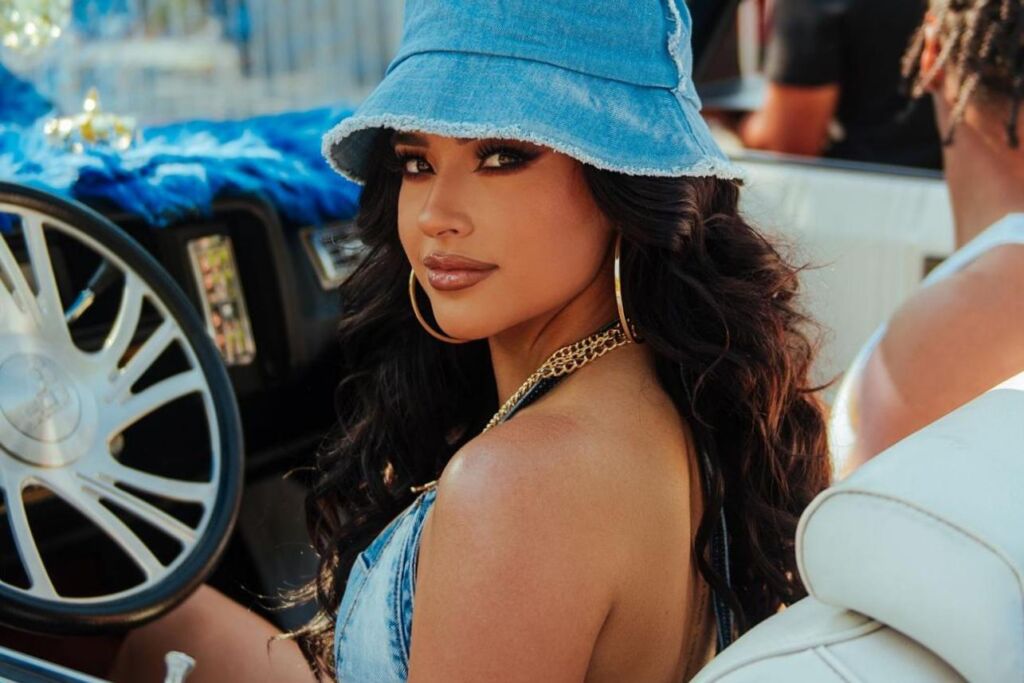 Becky G sur le nouvel album ‘Esquemas’, Travailler avec Karol G, Développement personnel