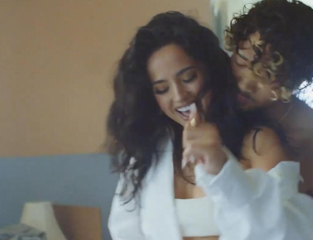 Becky G devient confortable avec un ancien amour dans la vidéo ‘Bailé Con Mi Ex’