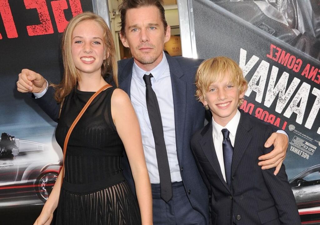 Le fils d’Ethan Hawke, Levon, a suivi sa sœur Maya à la télévision Le fils d’Ethan Hawke, Levon, a suivi sa sœur Maya à la télévision