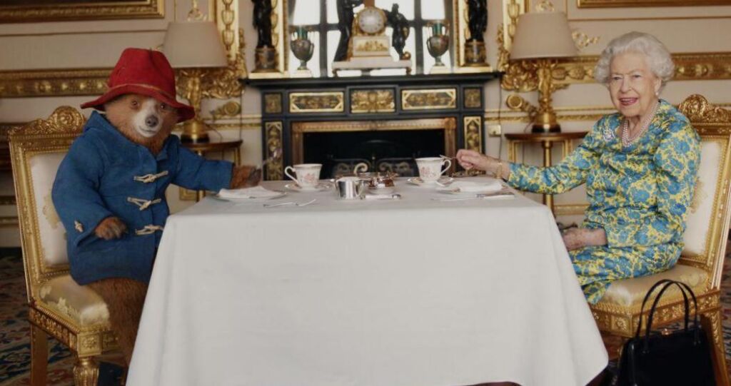 Paddington et la reine Elizabeth II apparaissent dans un court métrage surprise pour le jubilé de platine