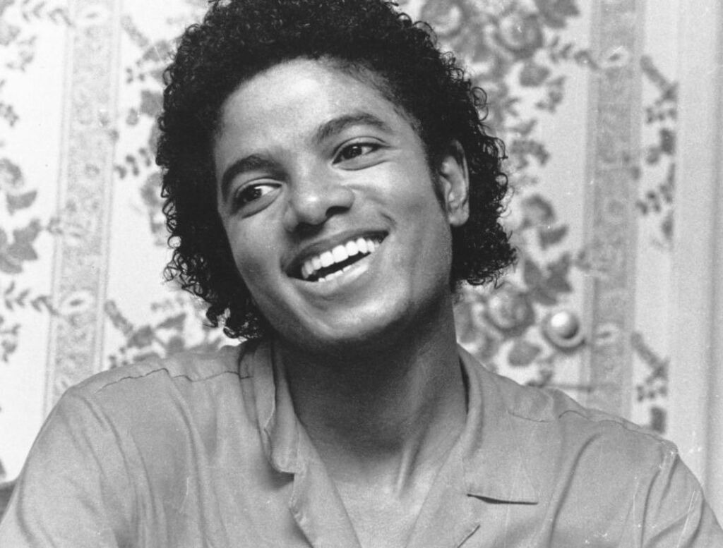 Akon s’est fixé comme objectif de travailler avec Michael Jackson et il a en fait fait une chanson à succès avec lui Akon s’est fixé comme objectif de travailler avec Michael Jackson et il a en fait fait une chanson à succès avec lui