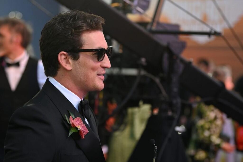 Le réalisateur de Maverick a offert à Miles Teller une moustache photoshoppée pour sa présentation à Tom Cruise Le réalisateur de Maverick a offert à Miles Teller une moustache photoshoppée pour sa présentation à Tom Cruise