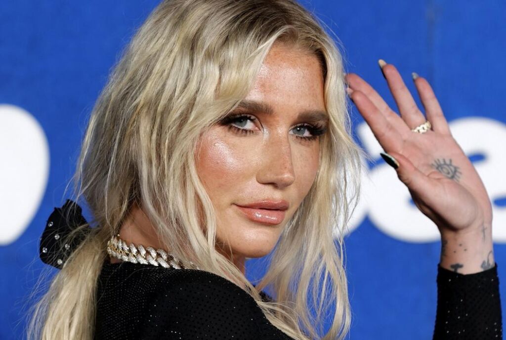 Kesha est apparue dans « The Simple Life » avec Paris Hilton Kesha est apparue dans « The Simple Life » avec Paris Hilton