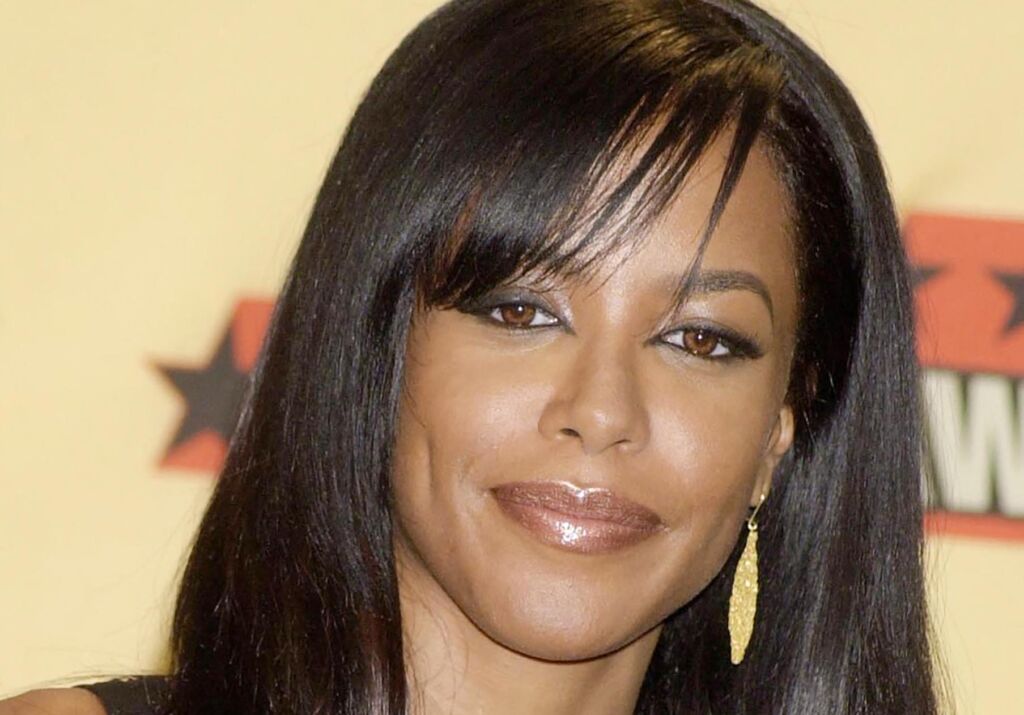 R. Kelly nie le stratagème de corruption impliquant Aaliyah alors que son équipe juridique demande une peine de prison plus légère