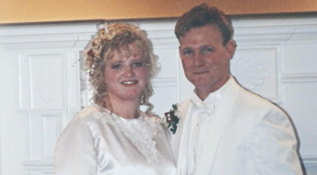 « Sister Wives » : les liens choquants de Christine Brown avec le FLDS et cet homme dans « Keep Sweet : Obey and Pray » « Sister Wives » : les liens choquants de Christine Brown avec le FLDS et cet homme dans « Keep Sweet : Obey and Pray »