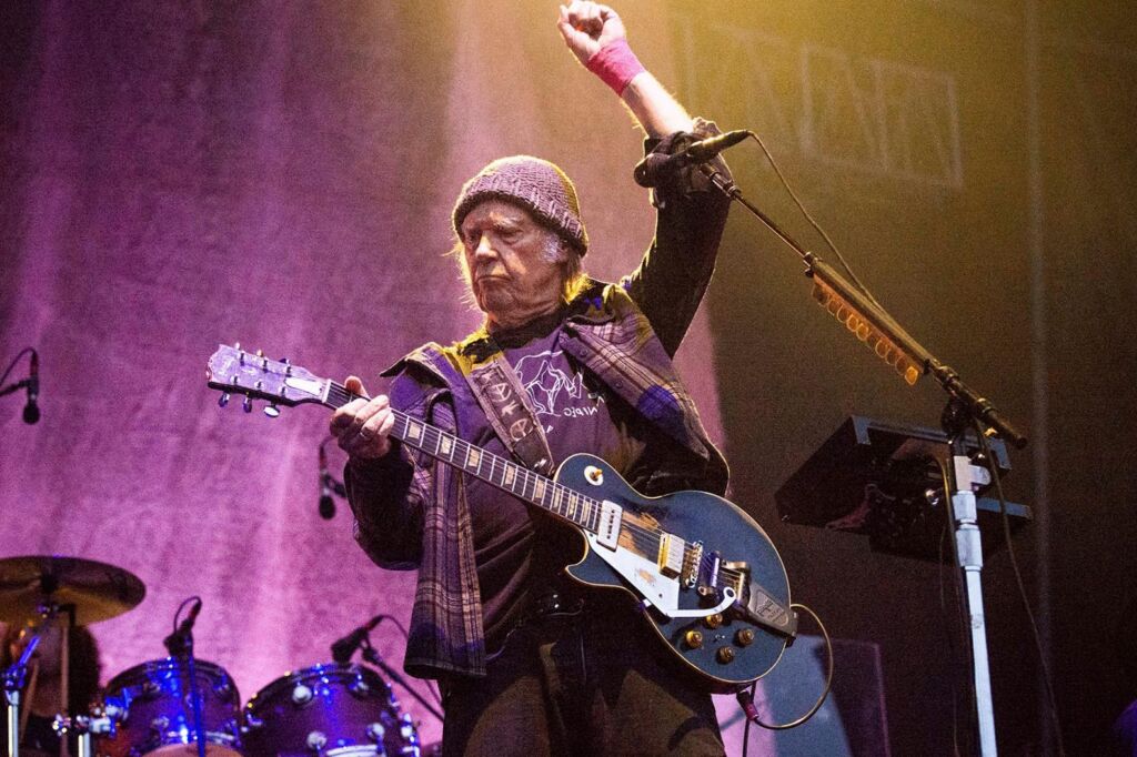 Neil Young annonce l’album live ‘Noise & Flowers’ 2019, un film de concert Neil Young annonce l’album live ‘Noise & Flowers’ 2019, un film de concert