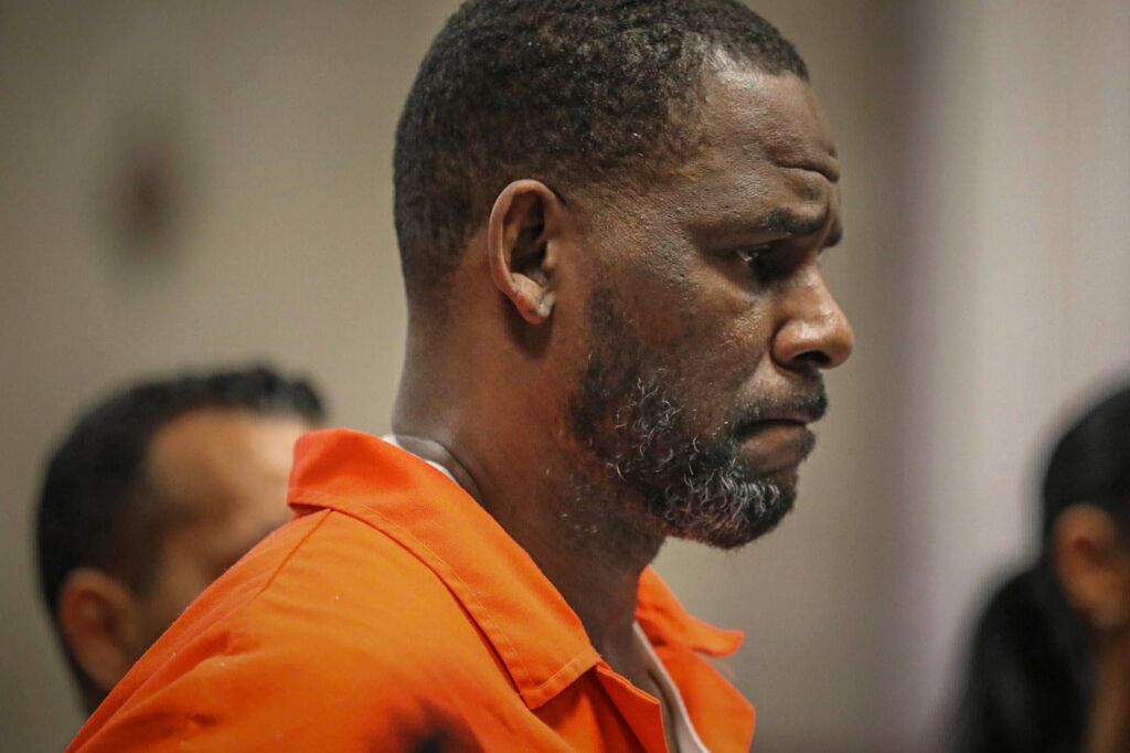 Les survivants de R. Kelly détaillent les abus du chanteur avant sa condamnation Les survivants de R. Kelly détaillent les abus du chanteur avant sa condamnation