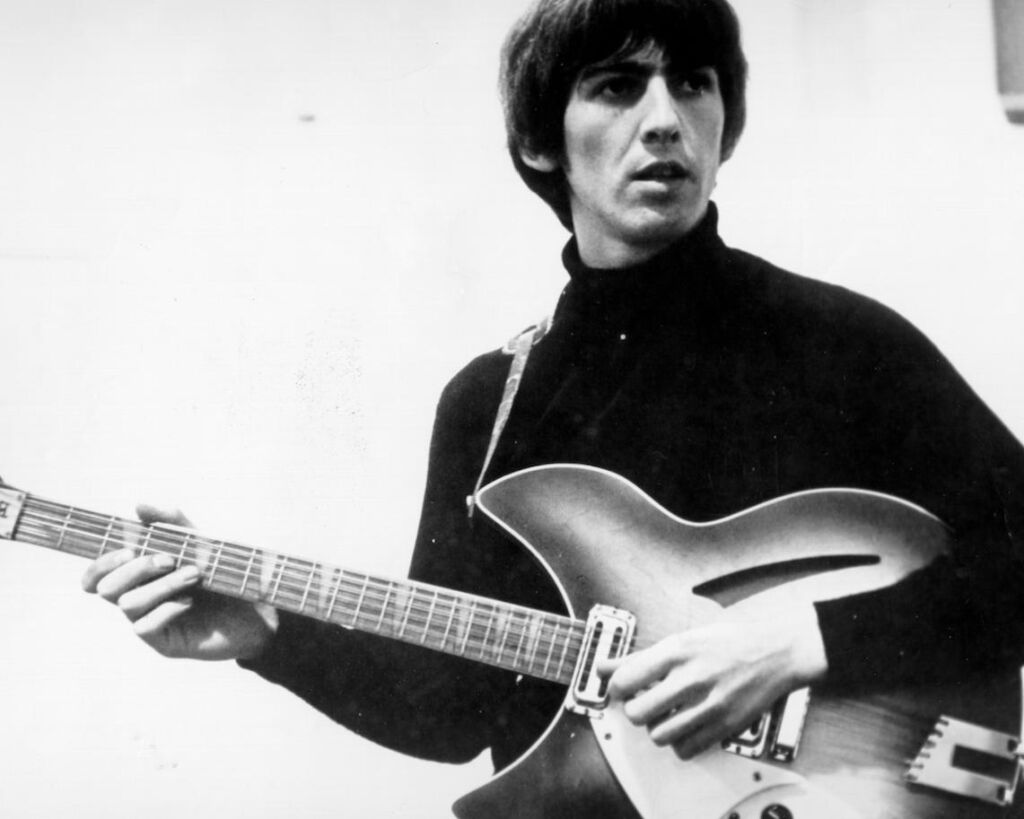George Harrison a écrit « Old Brown Shoe » sur un instrument qu’il ne jouait pas habituellement, mais jouait de la basse comme « un fou »