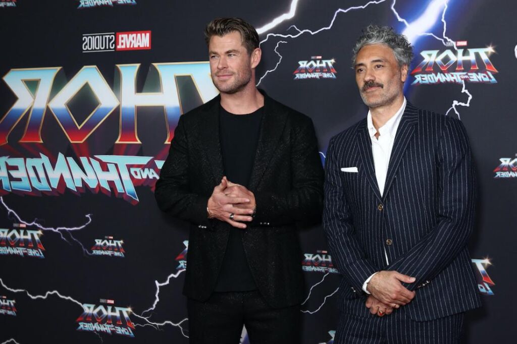 La réalisatrice de « Thor : Love and Thunder », Taika Waititi, révèle le talent d’acteur secret de Chris Hemsworth : « Chris Is Incredible »