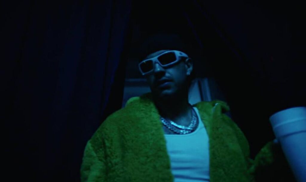 Feid sort une vidéo Bright Green pour le nouveau morceau « Normal »