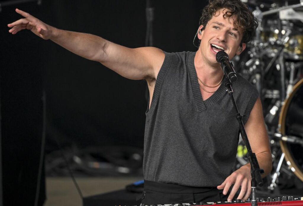 Charlie Puth est appelé pour «queerbaiting» avec des pièges à soif TikTok Charlie Puth est appelé pour «queerbaiting» avec des pièges à soif TikTok