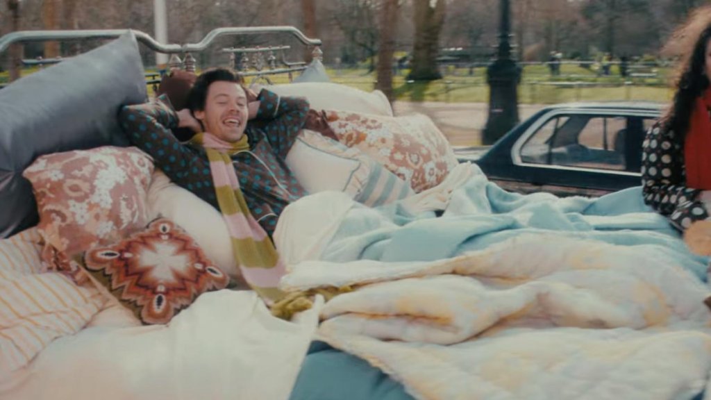 Harry Styles passe au lit dans le nouveau clip « Late Night Talking »
