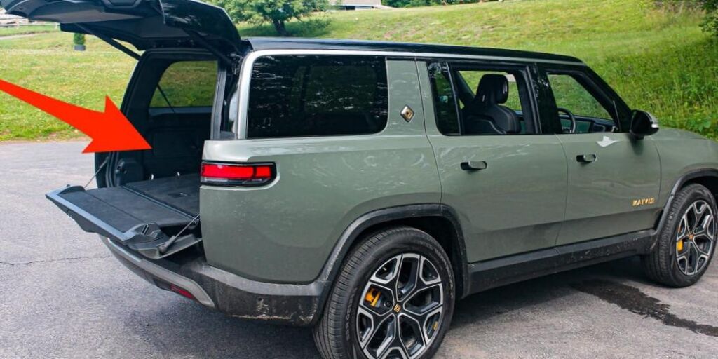 Visitez l’espace de chargement polyvalent du SUV électrique Rivian R1S qui a des compartiments cachés et est assez grand pour dormir