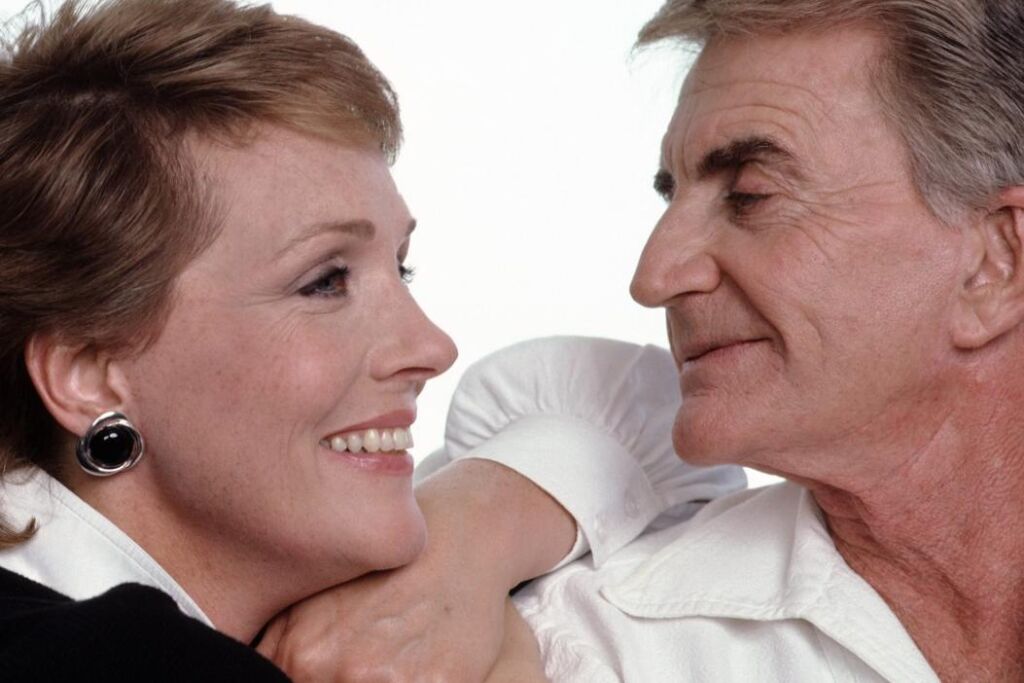 Comment le défunt mari de Julie Andrews l’a convaincue de jouer dans « Victor/Victoria »