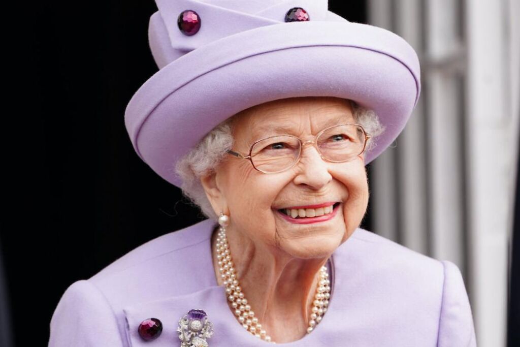 Pourquoi le sac à main de la reine Elizabeth est doublé de soie au lieu de daim Pourquoi le sac à main de la reine Elizabeth est doublé de soie au lieu de daim