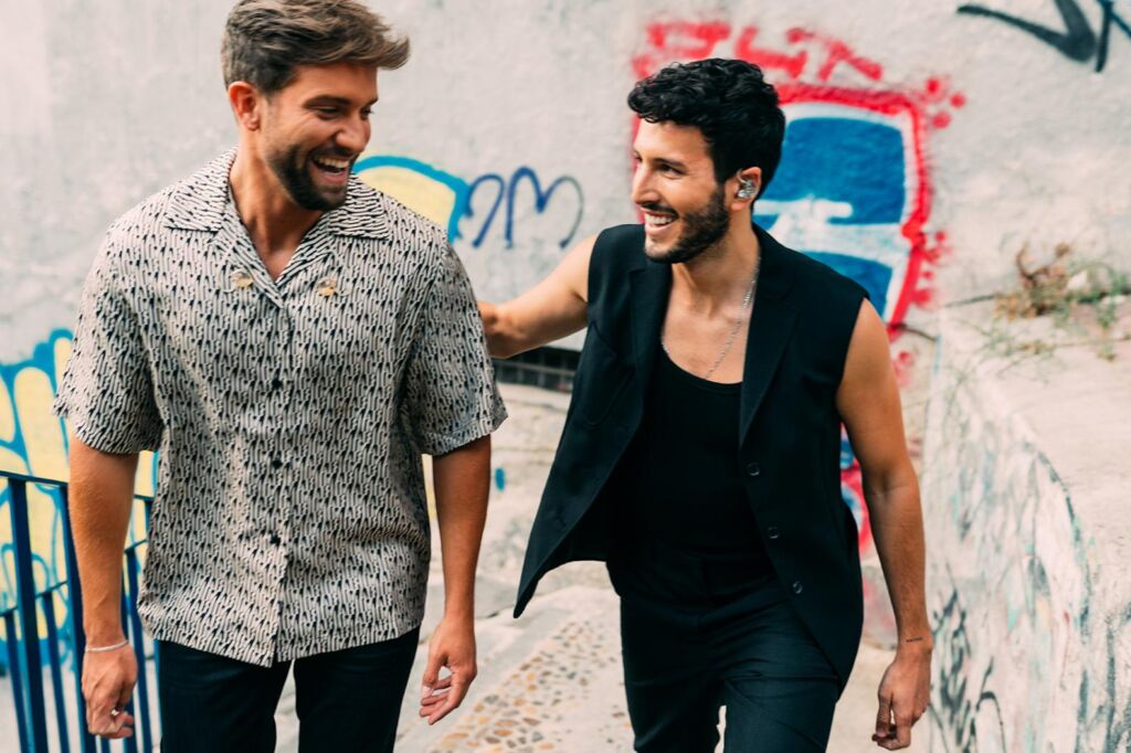 Sebastián Yatra et Pablo Alborán Serenade une foule dans la vidéo ‘Contigo’