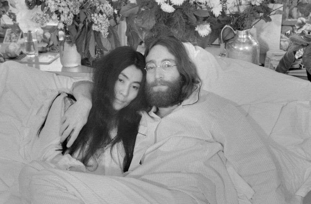 Les plans de mariage de John Lennon et Yoko Ono ont été ruinés alors ils ont improvisé