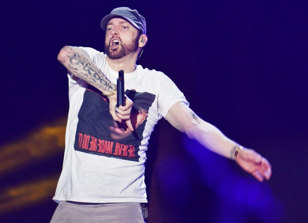 Eminem a sorti un clip vidéo inédit « Crack a Bottle » avec Dr. Dre et 50 Cent Eminem a sorti un clip vidéo inédit « Crack a Bottle » avec Dr. Dre et 50 Cent