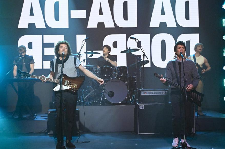 Kevin Bacon et Jimmy Fallon réinventent « Head Over Heels » de Tears for Fears Kevin Bacon et Jimmy Fallon réinventent « Head Over Heels » de Tears for Fears