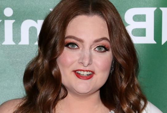 Lauren Ash Cast dans la série comique ABC « Pas encore mort » Lauren Ash Cast dans la série comique ABC « Pas encore mort »