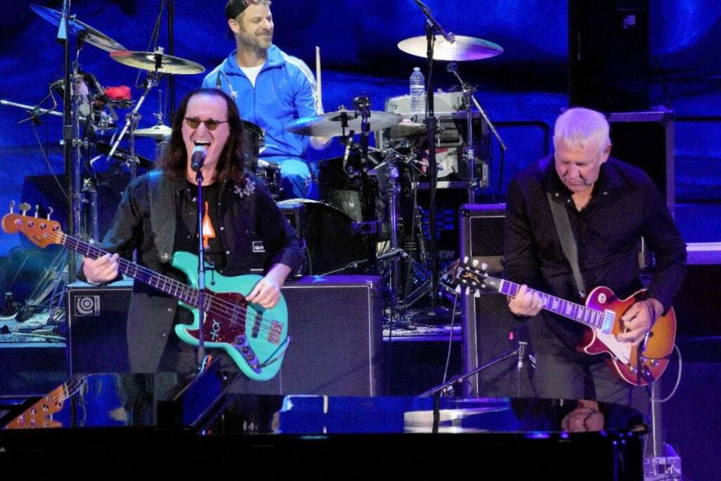 Geddy Lee de Rush et Alex Lifeson se réunissent pour jouer « Closer To The Heart » Geddy Lee de Rush et Alex Lifeson se réunissent pour jouer « Closer To The Heart »