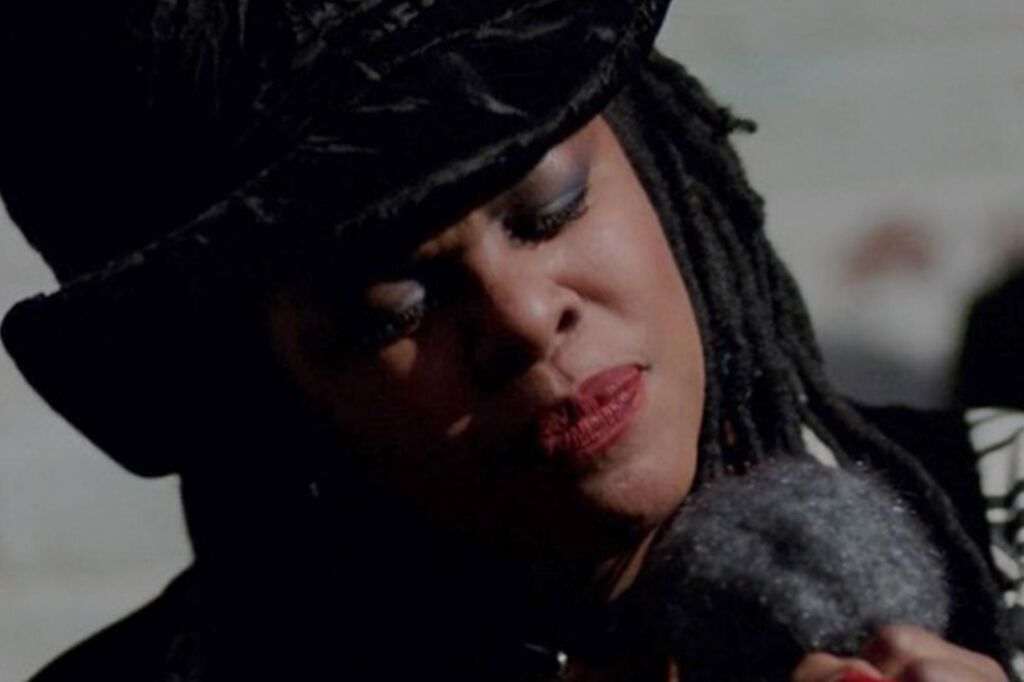 Q Lazzarus, favori de la secte derrière « Goodbye Horses » qui a disparu pendant des décennies, est mort à 61 ans – Rolling Stone