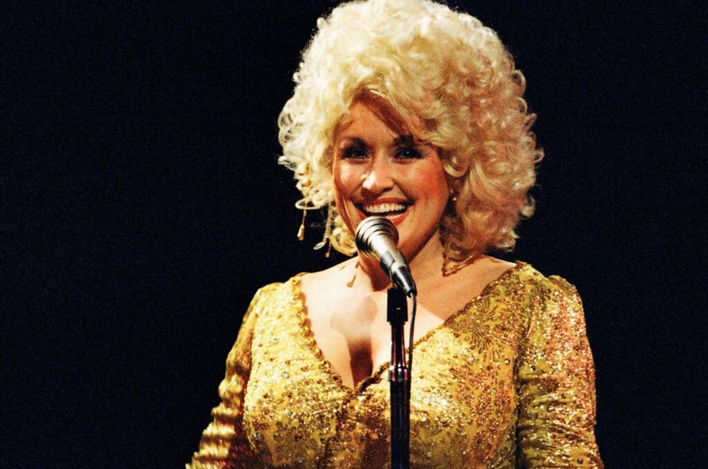 Dolly Parton et Kelly Clarkson réenregistrent ‘9 to 5’ – Rolling Stone