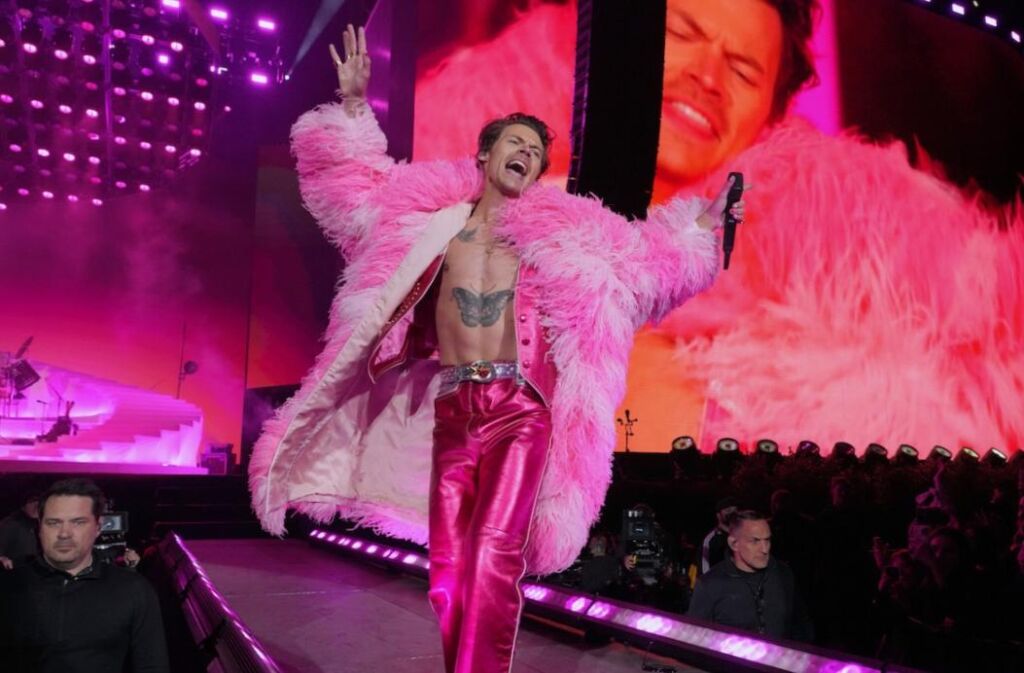 Harry Styles a révélé qu’il se douche toujours jusqu’à ce qu’il se sente comme un « bébé nu » après avoir joué Harry Styles a révélé qu’il se douche toujours jusqu’à ce qu’il se sente comme un « bébé nu » après avoir joué