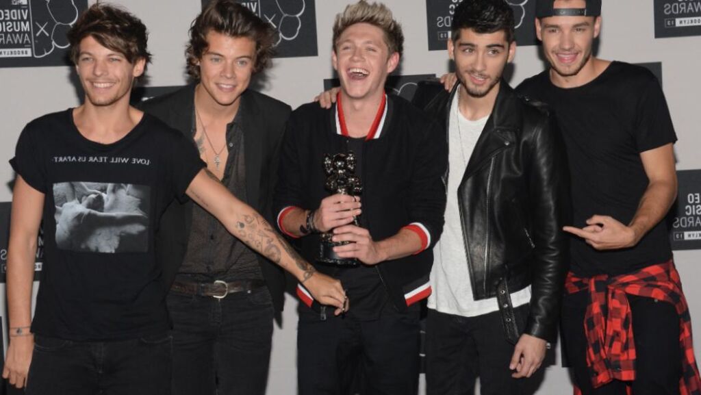 Harry Styles et One Direction hués aux VMA 2013, mais cette superstar les a défendus Harry Styles et One Direction hués aux VMA 2013, mais cette superstar les a défendus
